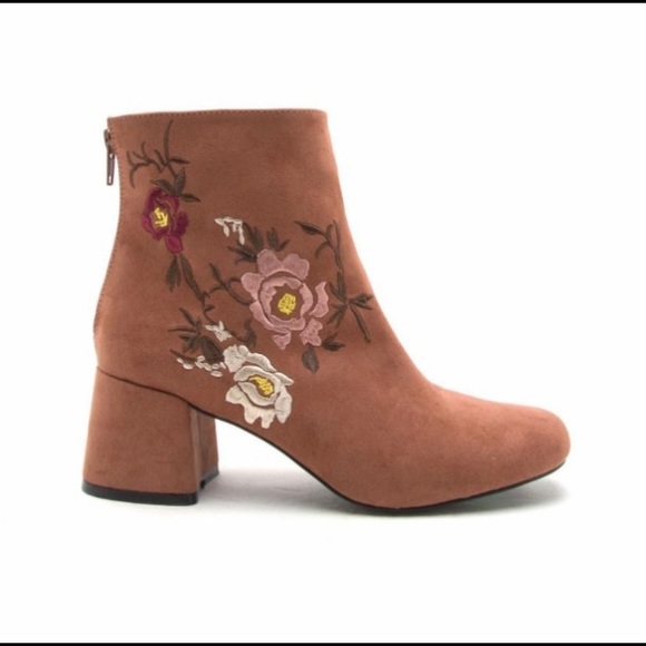 Shoes - Women’s Cinnamon Embroidered Boots Size 8